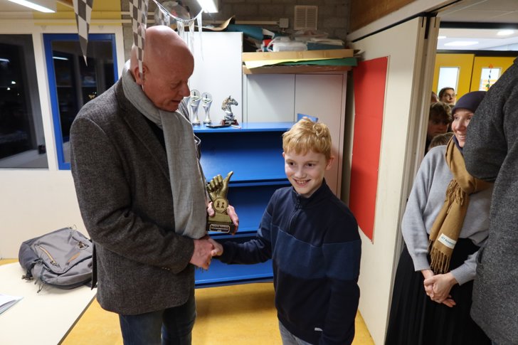 Ruben krijgt de eerste prijs individueel bij de jongens.