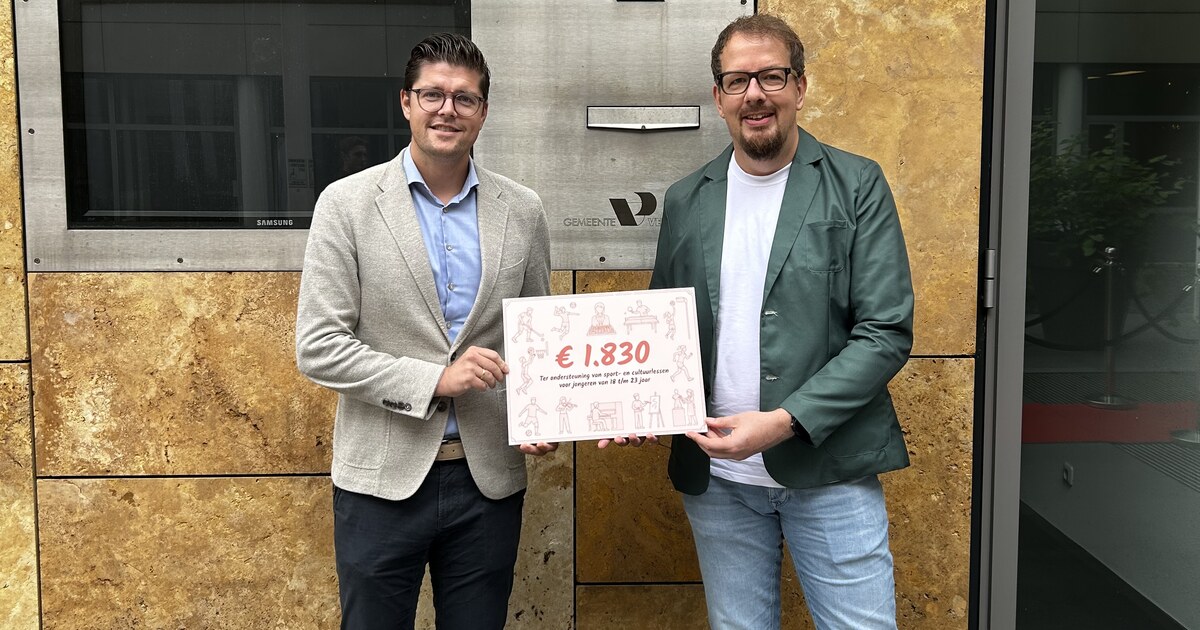 Cheque van € 1.830 voor het Volwassenenfonds Sport & Cultuur, overhandigd voor het gemeentehuis aan het Raadhuisplein in Veenendaal